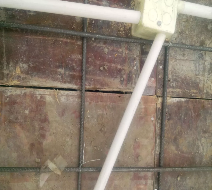 線管斜插入盒，未裝鎖扣